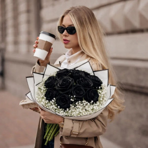 Букет 11 черных роз с гипсофилой